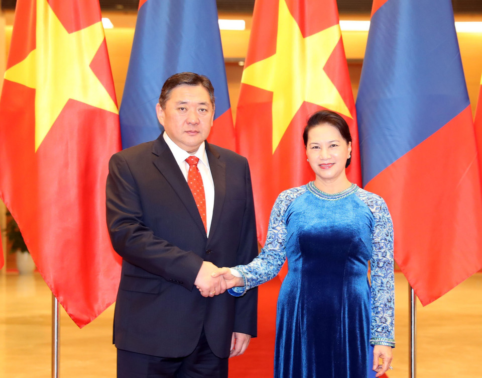 越南国会主席阮氏金银(右）与蒙古国家大呼拉尔主席恩赫包勒德。（图片来源：越通社）