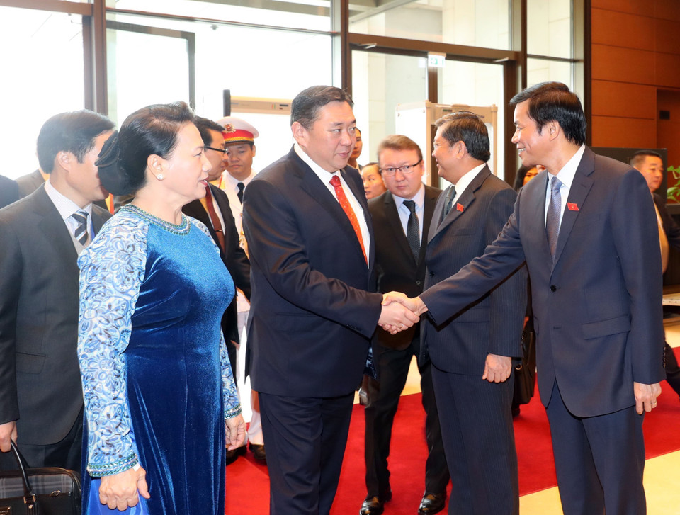 蒙古国家大呼拉尔（议会）主席米耶贡布•恩赫包勒德与越南国会代表握手。（图片来源：越通社）