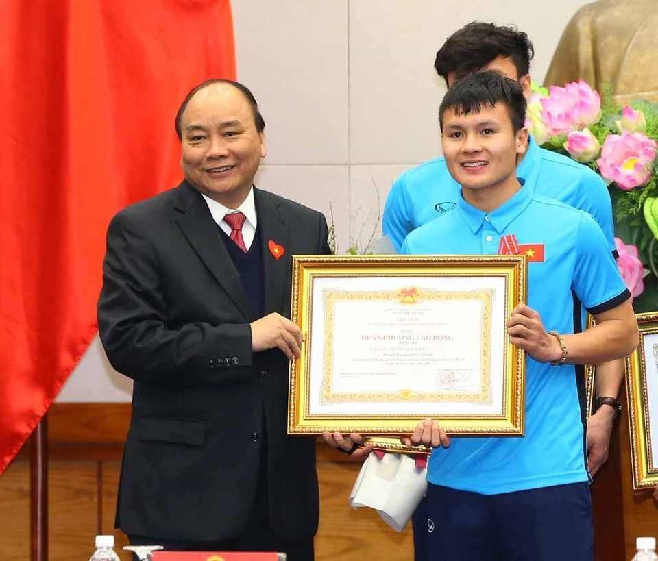  政府总理阮春福向前卫阮广海授予三等劳动勋章。越通社记者 统一 摄