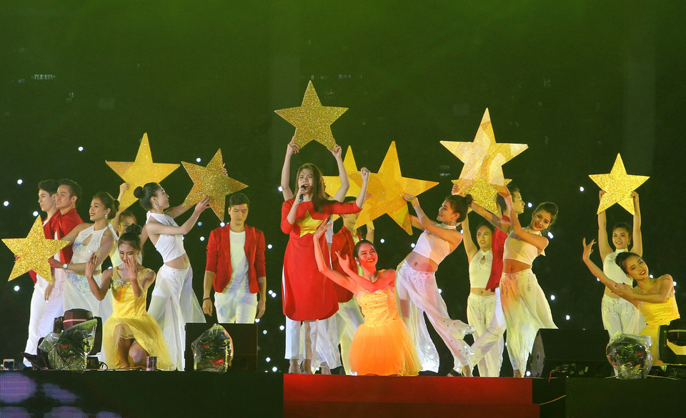 庆祝U23球队的一个文艺演出节目。越通社记者 摄 国庆