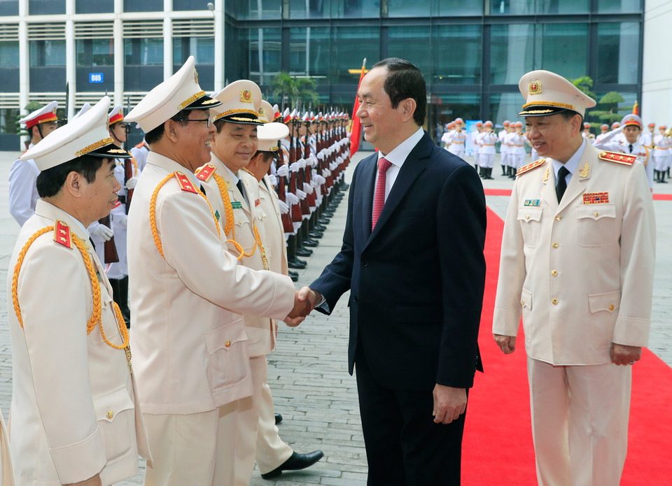 陈大光与各名武官握手。越通社记者 颜创 摄