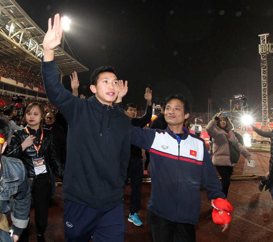 韩国籍教练朴恒绪和U23球队全体成员绕场一周感谢球迷。越通社记者 摄 国庆