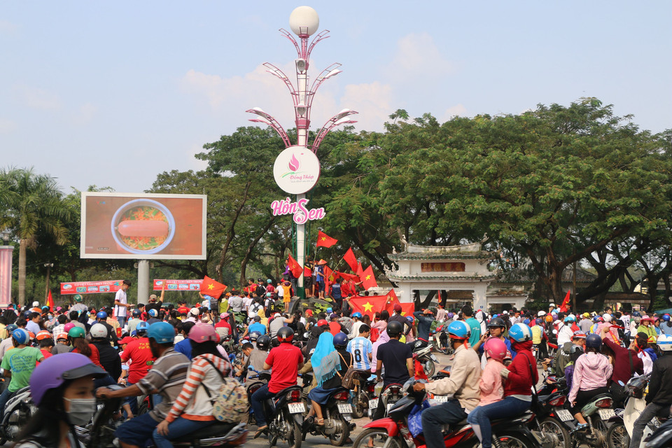 越南球迷们以不同的形式为越南U23足球队助威。（图片来源：越通社）