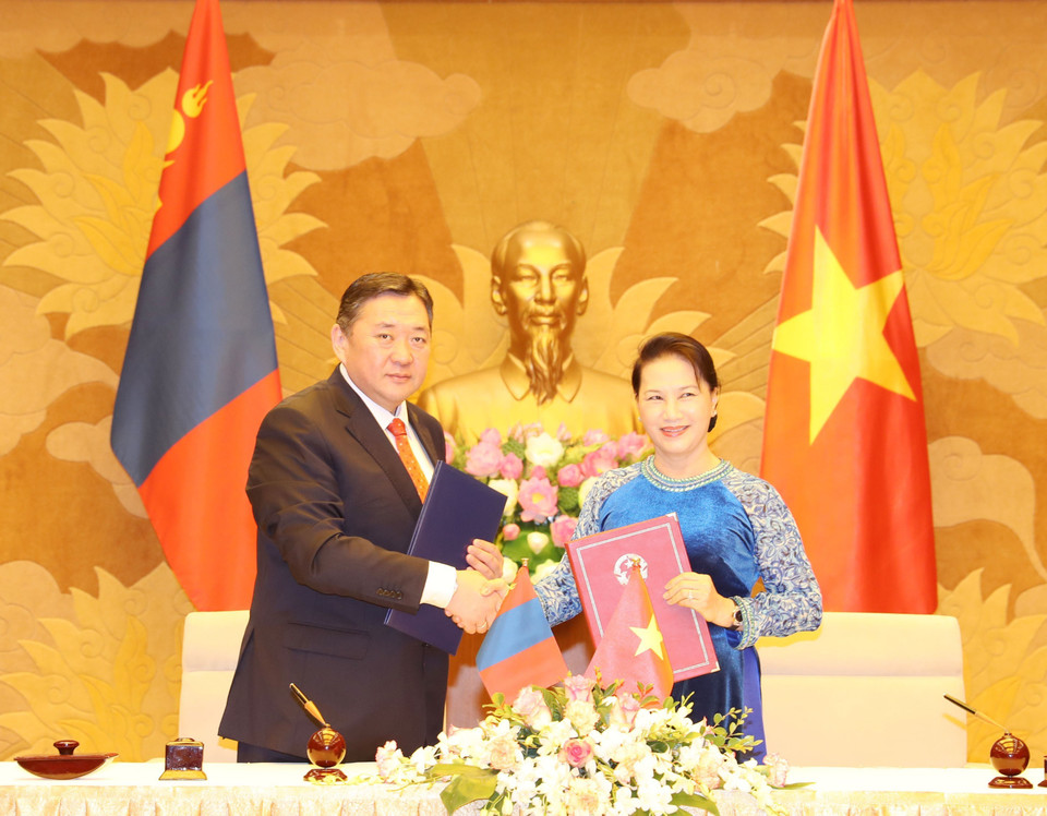 越南国会主席阮氏金银与蒙古国家大呼拉尔主席恩赫包勒德签署合作协议。（图片来源：越通社）
