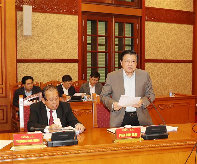 越共中央书记处书记、中央内政部部长、中央反腐败指导委员会常务副主任潘廷镯在会上作报告。（图片来源：越通社）