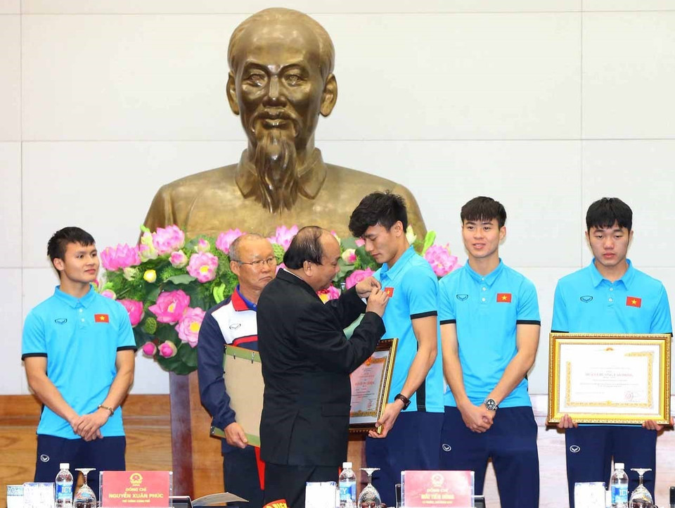  政府总理阮春福会见越南U23球队 授予球队三等劳动勋章。越通社记者 统一 摄