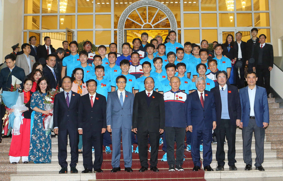 政府总理阮春福与越南U23球队合影。越通社记者 统一 摄