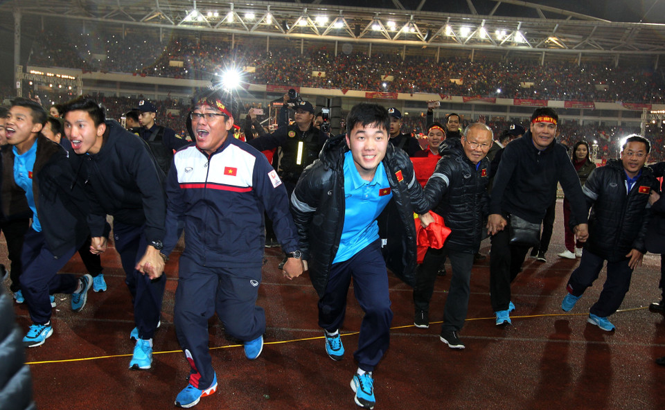 韩国籍教练朴恒绪和U23球队全体成员绕场一周感谢球迷。越通社记者 国庆 摄