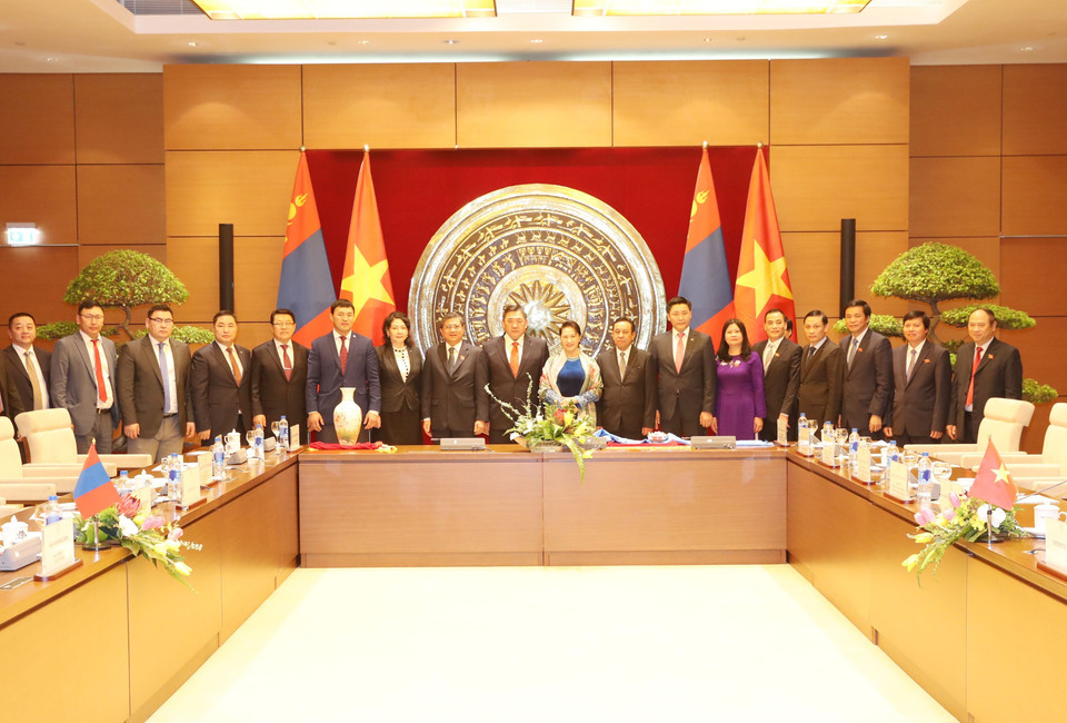 越南国会主席阮氏金银与蒙古国家大呼拉尔主席恩赫包勒德会谈结束后合影留念。（图片来源：越通社）