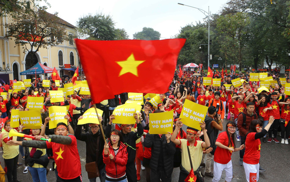 越南球迷们以不同的形式为越南U23足球队助威。（图片来源：越通社）