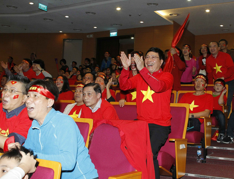 越南政府副总理兼外交部长范平明鼓舞越南球队。（图片来源：越通社）