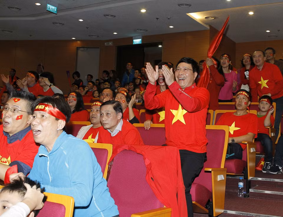 越南政府副总理兼外交部长范平明鼓舞越南球队。（图片来源：越通社）