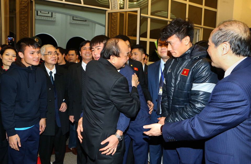 政府总理阮春福会见越南U23球队合影。越通社记者 统一 摄