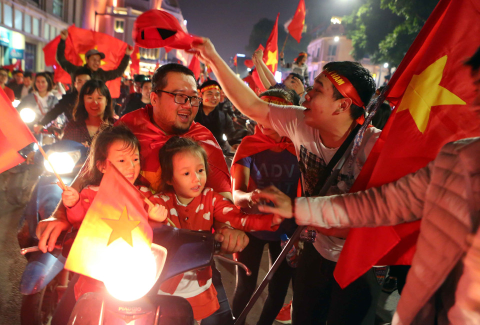 越南各地成千上万名足球球迷纷纷涌出家门，欢庆越南队闯进2018年U23亚洲杯决赛。越通社记者光日 摄
