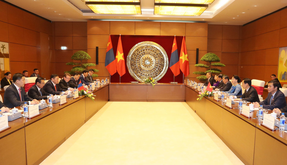 越南国会主席阮氏金银与蒙古国家大呼拉尔主席恩赫包勒德之间的会谈场景。（图片来源：越通社）