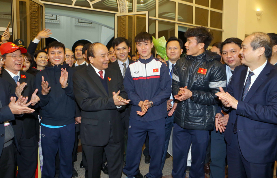 政府总理阮春福​会见越南U23球队 。越通社记者 统一 摄