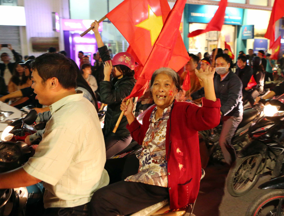 越南各地成千上万名足球球迷纷纷涌出家门，欢庆越南队闯进2018年U23亚洲杯决赛。越通社记者光日 摄