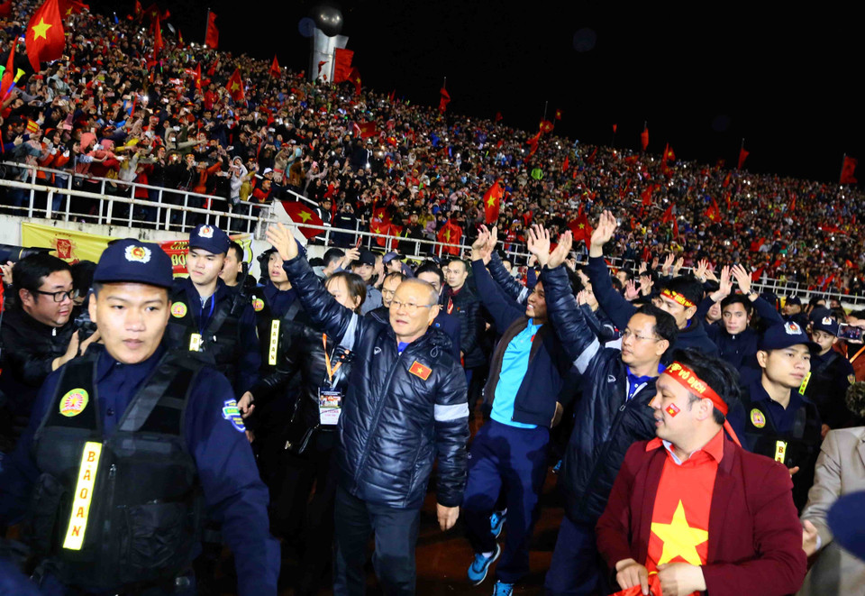 韩国籍教练朴恒绪和U23球队全体成员绕场一周感谢球迷。越通社记者 国庆 摄