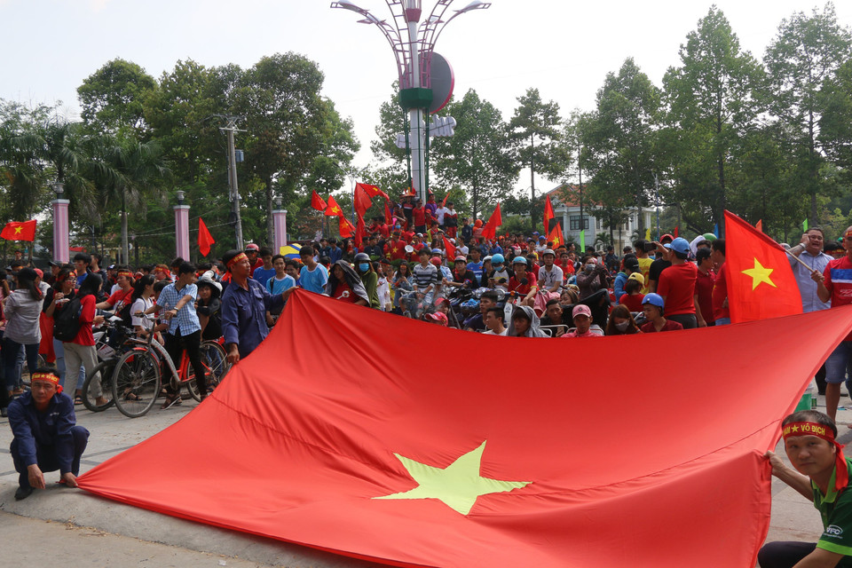 越南球迷们以不同的形式为越南U23足球队助威。（图片来源：越通社）