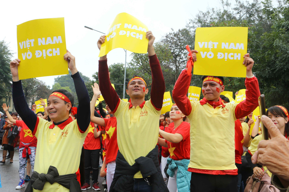 越南球迷们以不同的形式为越南U23足球队助威。（图片来源：越通社）