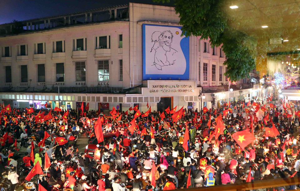 越南各地成千上万名足球球迷纷纷涌出家门，欢庆越南队闯进2018年U23亚洲杯决赛。越通社记者光日 摄