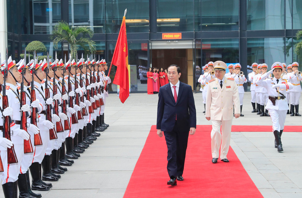 陈大光主席在苏林部长的陪同下检阅仪仗队。越通社记者 颜创 摄