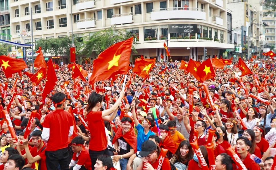 越南球迷们以不同的形式为越南U23足球队助威。（图片来源：越通社）