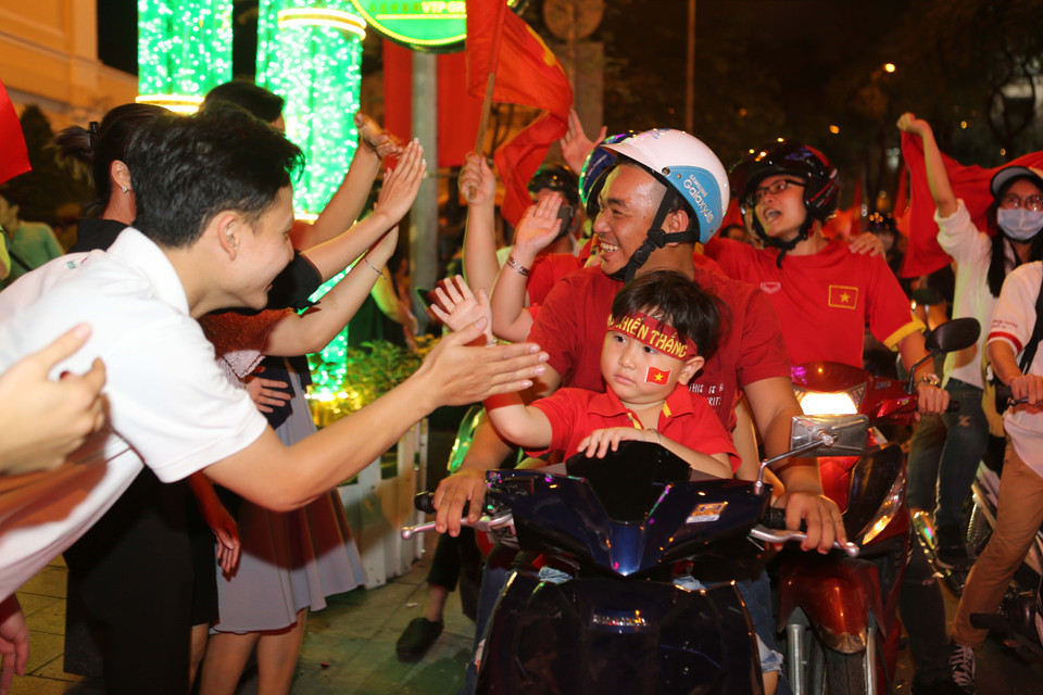 越南各地成千上万名足球球迷纷纷涌出家门，欢庆越南队闯进2018年U23亚洲杯决赛。越通社记者光日 摄