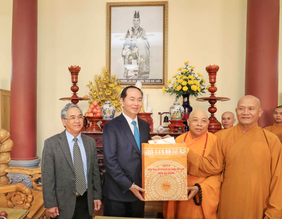 向昆嵩省佛教协会治事委员会主席释广捨赠送新年礼品。越通社记者 颜创 摄
