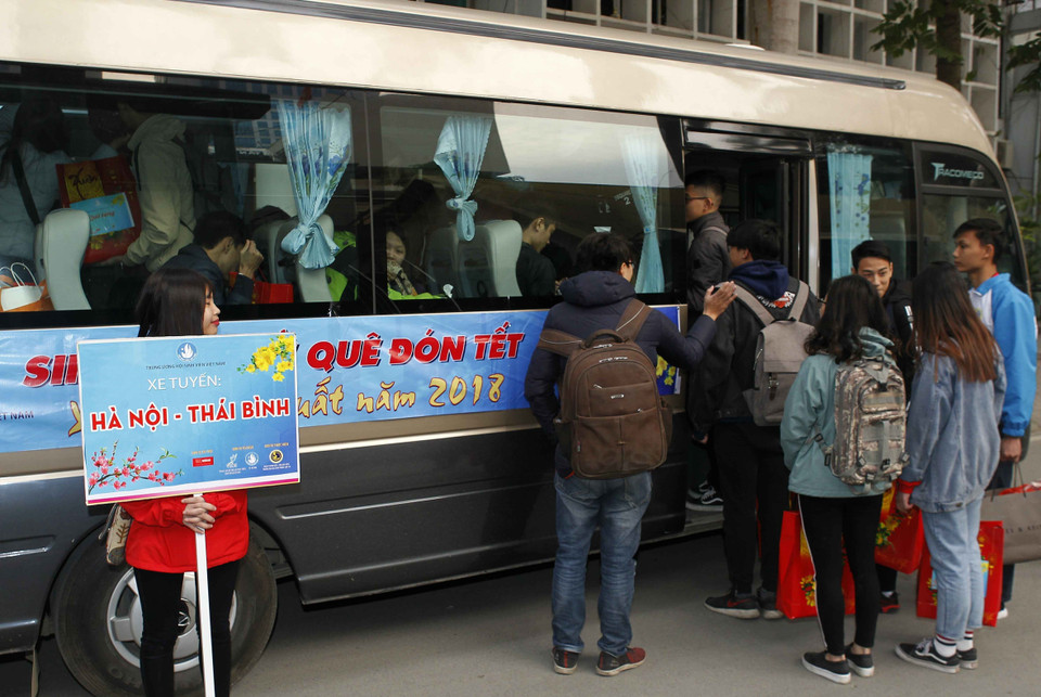 免费大巴接大学生回乡过年。越通社记者 文​碟 摄