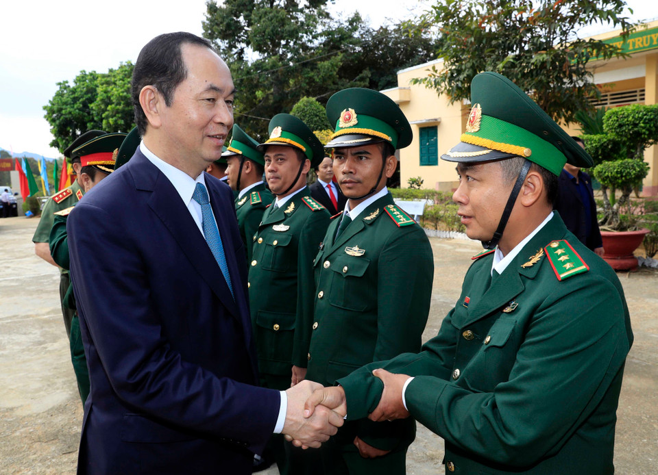 陈大光与战士们握手。越通社记者 颜创 摄