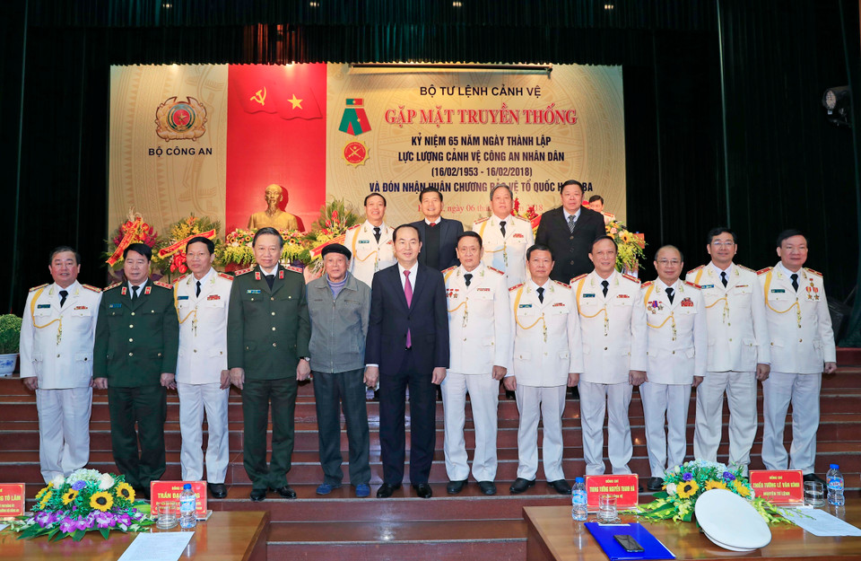 陈大光与公安部和人民公安警卫力量领导合影。（图片来源：越通社）