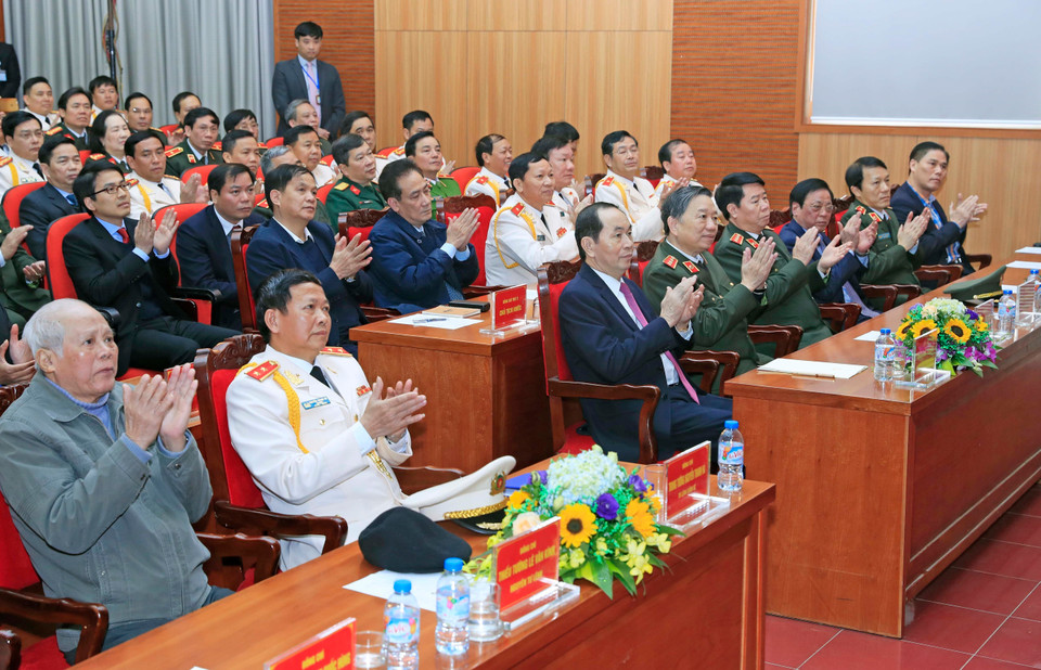 陈大光和与会代表。（图片来源：越通社）