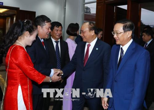 阮春福与越南驻老挝大使馆工作人员交谈。越通社记者 统一 摄