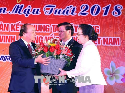 老挝政府总理通伦·西苏里和夫人向阮春福赠送花篮。越通社记者 统一 摄