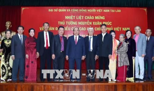 阮春福与越南驻老挝大使馆工作人员​合影。越通社记者 统一 摄