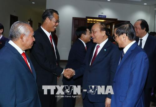 阮春福与越南驻老挝大使馆工作人员交谈。越通社记者 统一 摄