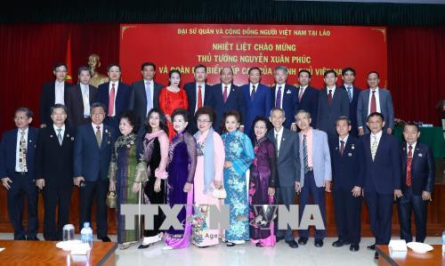 阮春福与越南驻老挝大使馆工作人员合影。越通社记者 统一 摄