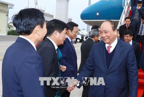 越老两国领导代表赴机场迎接阮春福一行。 越通社记者 统一 摄