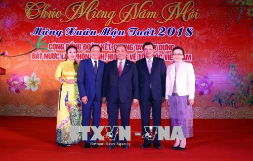 阮春福（中）与老挝政府总理通伦·西苏里（左二）和夫人（左一）合影。越通社记者 统一 摄
