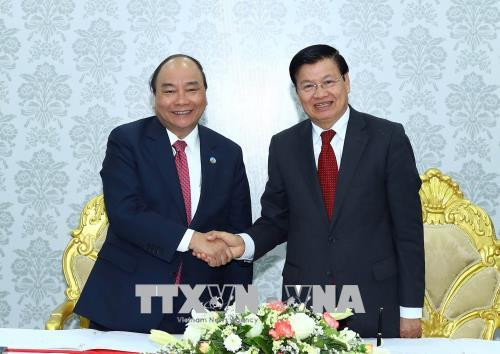 越南政府总理阮春福（左）与老挝政府总理通伦·西苏里。越通社记者 统一 摄