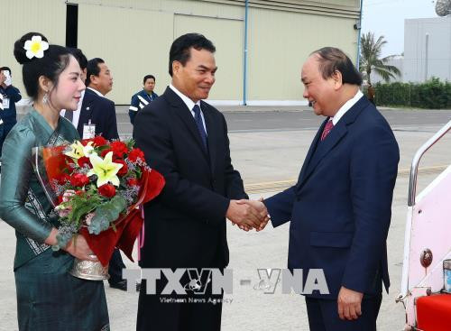越老两国领导代表赴机场迎接阮春福一行。 越通社记者 统一 摄