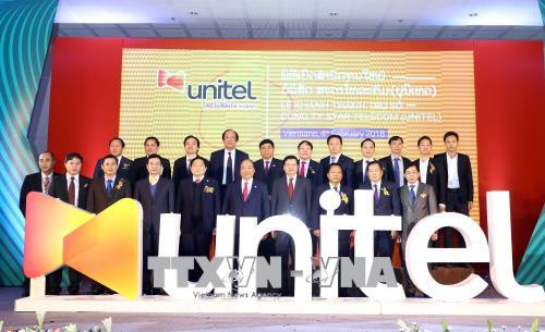 越南政府总理阮春福与老挝政府总理通伦·西苏里同老挝星光电信公司领导合影。越通社记者 统一 摄