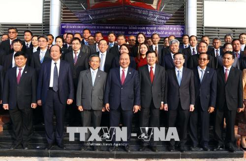 出席老挝科学技术干部培训中心落成仪式的与会代表合影。越通社记者 统一 摄