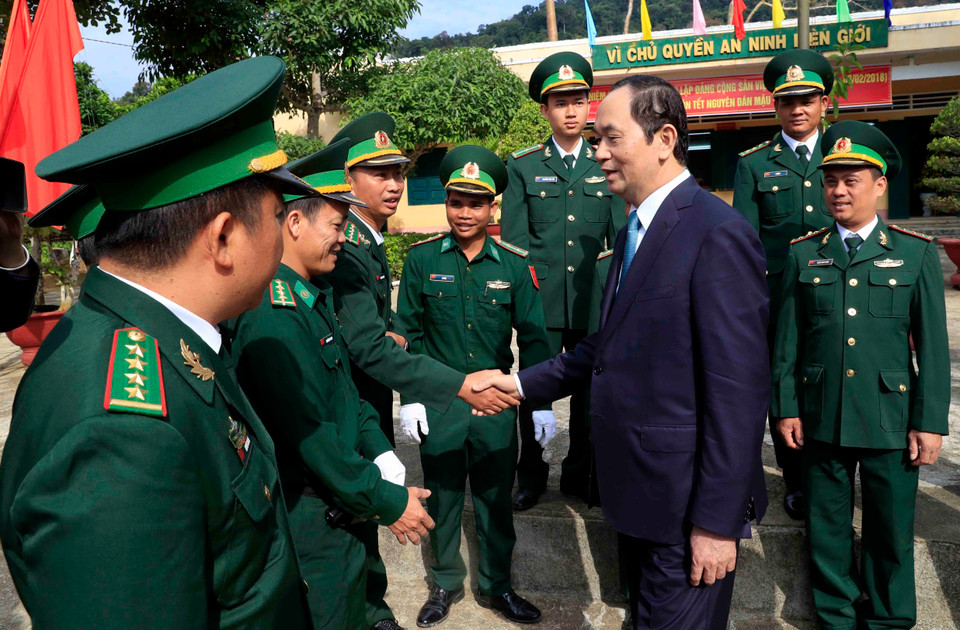 陈大光一行来到昆嵩省边防部队指挥部若凯（Rờ Kơi ）边防哨所，向在岗干部和战士们致以节日问候和美好祝福。 越通社记者 颜创 摄
