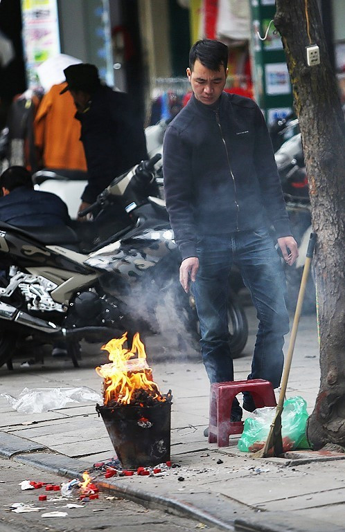 河内市居民烧冥品。（图片来源：越通社） 