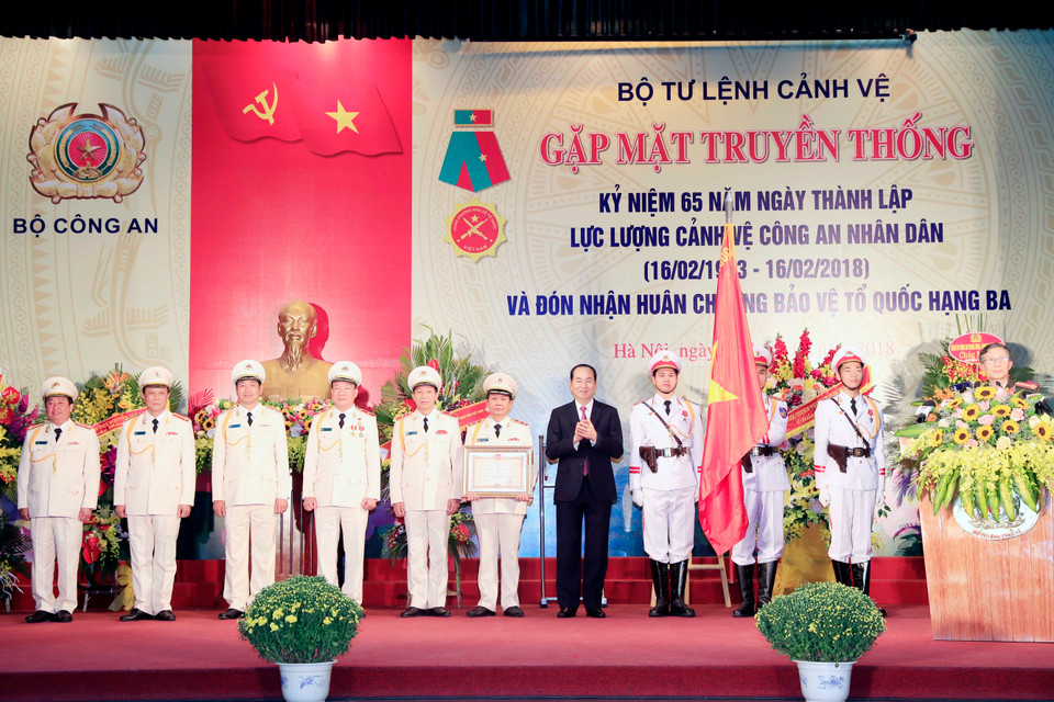 陈大光向人民公安警卫力量授予三级捍卫祖国勋章。（图片来源：越通社）