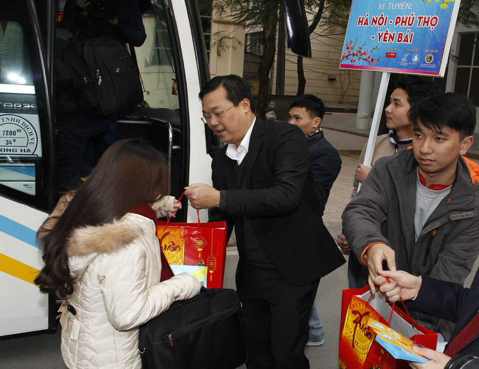 越南大学生协会领导代表向贫困学生赠送慰问品。越通社记者 文碟 摄