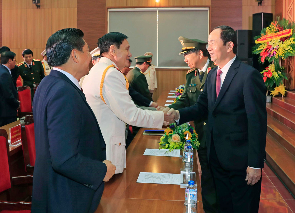 陈大光和与会代表握手。（图片来源：越通社）