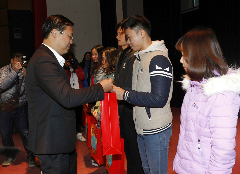 越南大学生协会领导代表向贫困学生赠送慰问品。越通社记者 文碟 摄